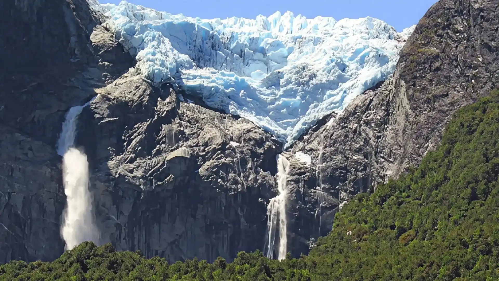 Ventisquero Colgante en el Parque Nacional Queulat rodeado de bosque templado lluvioso en Aysén