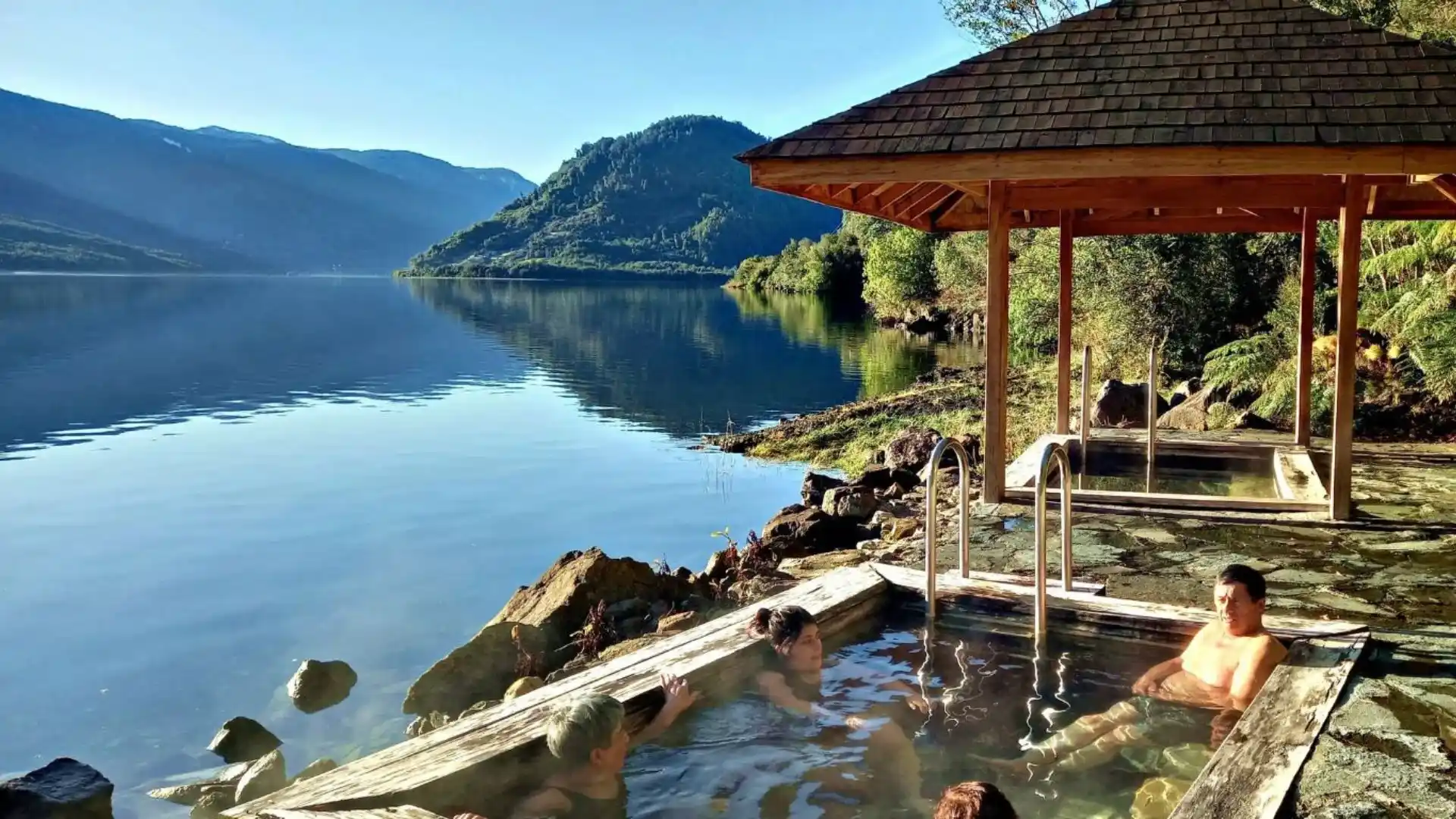 Pozas de aguas termales al aire libre frente al fiordo en las Termas del Ventisquero Puyuhuapi