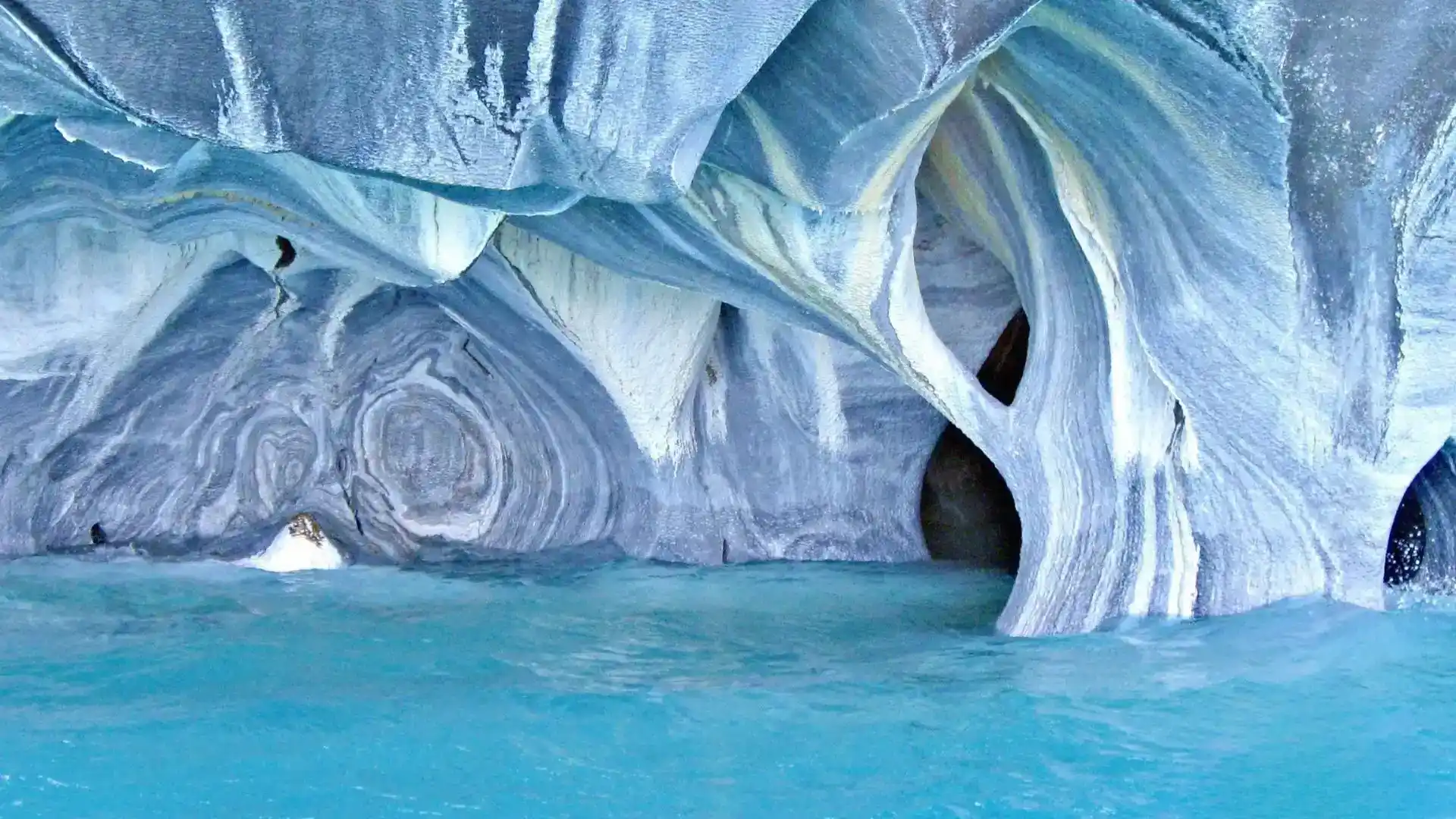 Navegación en lancha por las cavernas de las Capillas de Mármol en el Lago General Carrera con Cantaria Austral