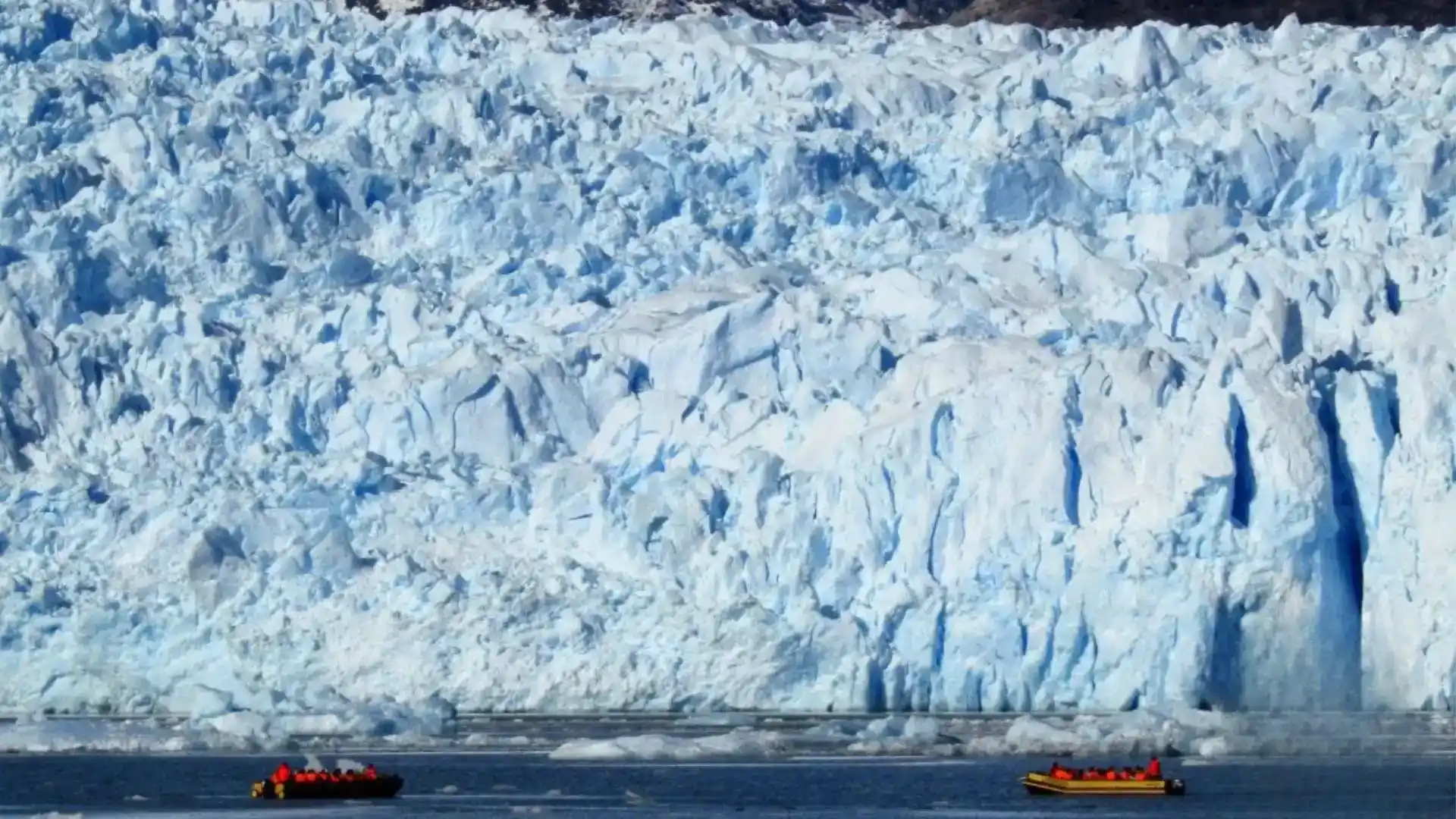 Navegación frente a la imponente pared de hielo del Glaciar San Rafael en el Tour Laguna San Rafael con Cantaria Austral