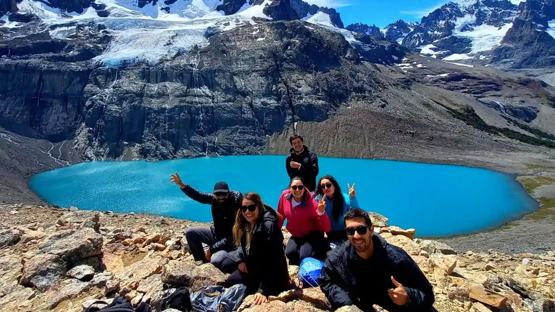 Senderista contemplando la laguna turquesa y el imponente macizo en el Trekking Laguna Cerro Castillo