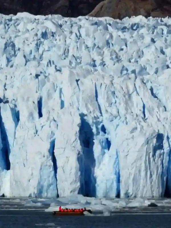 Pared de hielo del Ventisquero San Rafael en excursión a Laguna San Rafael con Cantaria Austral