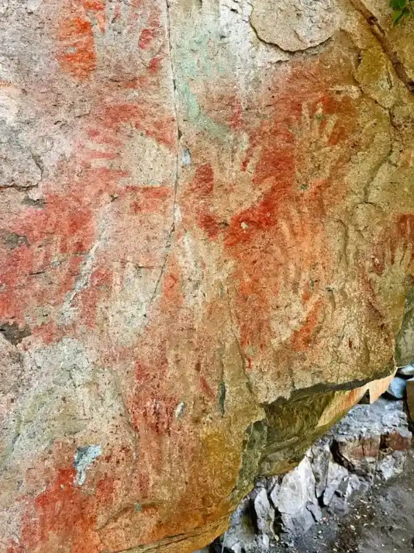 Formaciones rocosas de las Capillas de Mármol en el Lago General Carrera en tour con Cantaria Austral