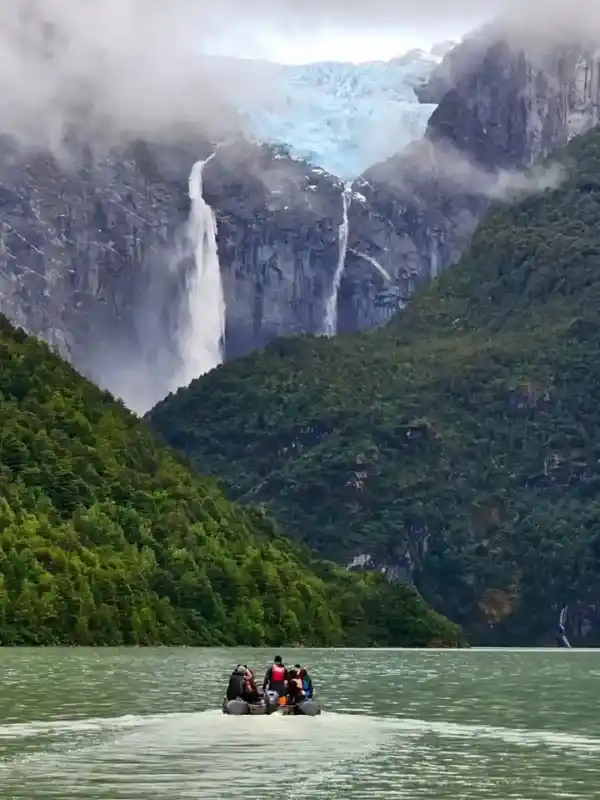 Ventisquero Colgante en el Parque Nacional Queulat en excursión guiada con Cantaria Austral