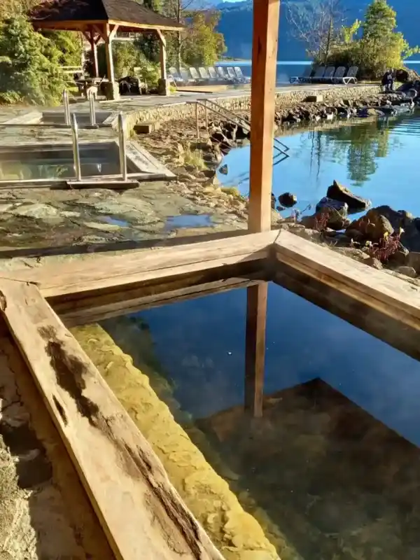 Piscinas de aguas termales al aire libre en Termas del Ventisquero Puyuhuapi con Cantaria Austral