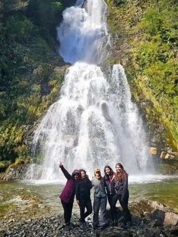 Salto de agua y frondosa vegetación nativa en el tour Ruta del Agua con Cantaria Austral
